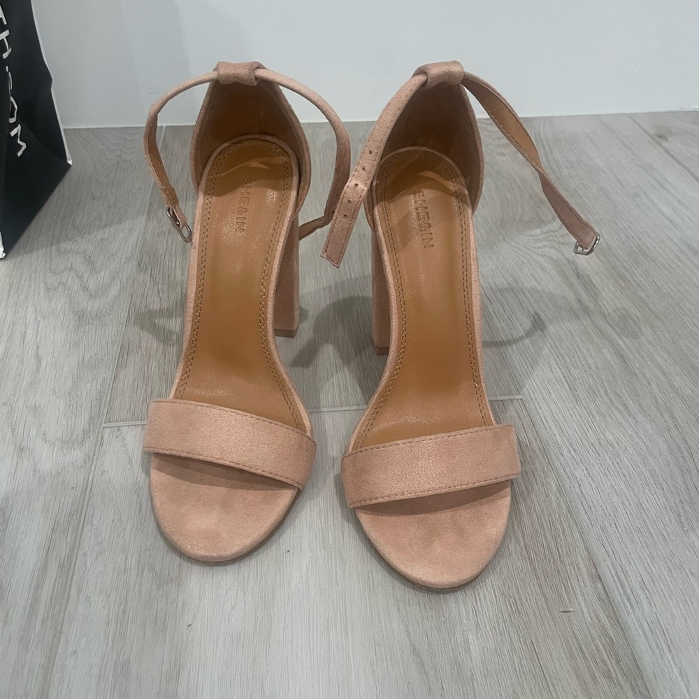 High hills shoes, cream color.